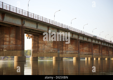 Pont des Märtyrer-Brücke in Bamako - auf dem Fluss Niger mit einem wunderschönen Sonnenuntergang und Passanten Stockfoto
