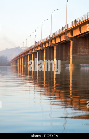Pont des Märtyrer-Brücke in Bamako - auf dem Fluss Niger mit einem wunderschönen Sonnenuntergang und Passanten. Stockfoto