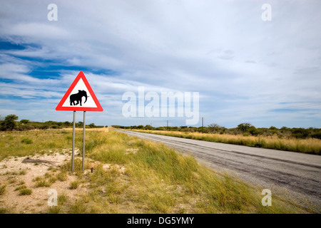 Gefahr Elephant Crossing Road Sign schließen, Country Road, Namibia, Südwest-Afrika Stockfoto
