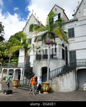 Funchal Madeira Portugal, Touristen zu Fuß vorbei an Monte Palace in das Jardin tropical Stockfoto