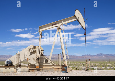 Wüste Ölquelle Pumpe Jack in Nevada Stockfoto