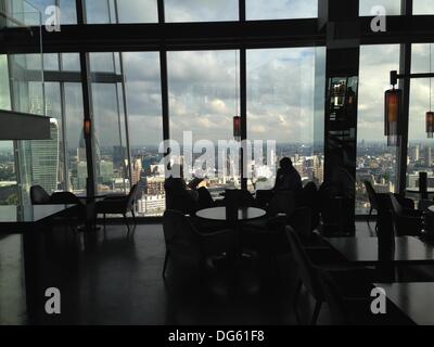 London, UK. 12. Oktober 2013. Die Scherbe mit Meerblick. Das höchste Gebäude in Europa ca. 306 Metern (1.004 ft) Höhe, bietet die Scherbe Ausblick auf London von seinen drei Restaurants zwischen 31-33. Böden und Aussichtsplattform auf der 72. Etage. Die Scherbe der Bau begann im März 2009 und das Gebäude eingeweiht am 5. Juli 2012, London, UK. © Veronika Lukasova/ZUMAPRESS.com/Alamy Live-Nachrichten Stockfoto