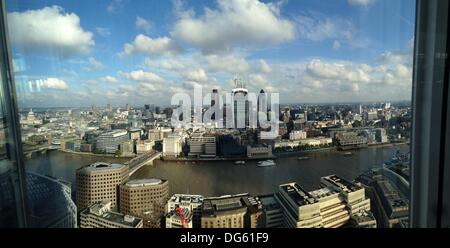 London, UK. 12. Oktober 2013. Die Scherbe mit Meerblick. Das höchste Gebäude in Europa ca. 306 Metern (1.004 ft) Höhe, bietet die Scherbe Ausblick auf London von seinen drei Restaurants zwischen 31-33. Böden und Aussichtsplattform auf der 72. Etage. Die Scherbe der Bau begann im März 2009 und das Gebäude eingeweiht am 5. Juli 2012, London, UK. © Veronika Lukasova/ZUMAPRESS.com/Alamy Live-Nachrichten Stockfoto