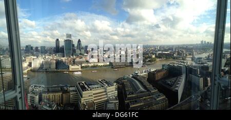 London, UK. 12. Oktober 2013. Die Scherbe mit Meerblick. Das höchste Gebäude in Europa ca. 306 Metern (1.004 ft) Höhe, bietet die Scherbe Ausblick auf London von seinen drei Restaurants zwischen 31-33. Böden und Aussichtsplattform auf der 72. Etage. Die Scherbe der Bau begann im März 2009 und das Gebäude eingeweiht am 5. Juli 2012, London, UK. © Veronika Lukasova/ZUMAPRESS.com/Alamy Live-Nachrichten Stockfoto