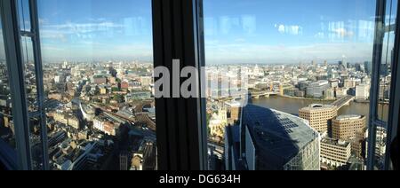 London, UK. 12. Oktober 2013. Die Scherbe mit Meerblick. Das höchste Gebäude in Europa ca. 306 Metern (1.004 ft) Höhe, bietet die Scherbe Ausblick auf London von seinen drei Restaurants zwischen 31-33. Böden und Aussichtsplattform auf der 72. Etage. Die Scherbe der Bau begann im März 2009 und das Gebäude eingeweiht am 5. Juli 2012, London, UK. © Veronika Lukasova/ZUMAPRESS.com/Alamy Live-Nachrichten Stockfoto