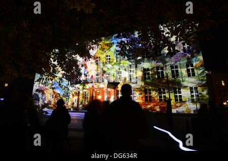 Berlin, Deutschland. 14. Oktober 2013. Das Palais am Festungsgraben in Berlin, Deutschland, 14. Oktober 2013 bunt beleuchtet ist. Das "Festival of Lights", bei denen viele Gebäude und Wahrzeichen Wil beleuchtet werden, läuft bis 20. Oktober 2013. Foto: Rainer Jense/Dpa/Alamy Live-Nachrichten Stockfoto