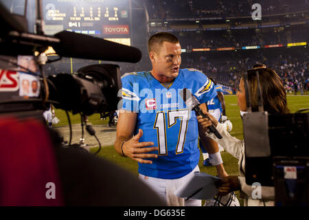 San Diego, CA, USA. 14. Oktober 2013. 14. Oktober 2011 - San Diego, Kalifornien - San Diego Chargers Quarterback Philip Rivers wird interviewt von Lisa Salters nach einem Montag Nacht Fußballspiel gegen die Indianapolis Colts im Qualcomm Stadium. Die Ladegeräte gewann 19-9. KC Alfred/ZUMAPRESS.com/Alamy © Live-Nachrichten Stockfoto