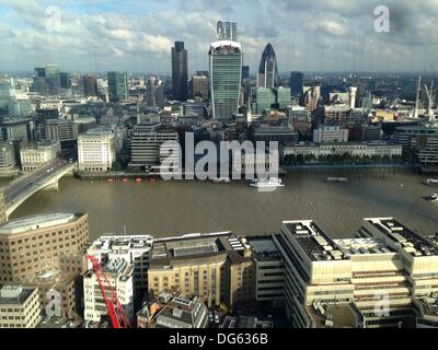 London, UK. 12. Oktober 2013. Die Scherbe mit Meerblick. Das höchste Gebäude in Europa ca. 306 Metern (1.004 ft) Höhe, bietet die Scherbe Ausblick auf London von seinen drei Restaurants zwischen 31-33. Böden und Aussichtsplattform auf der 72. Etage. Die Scherbe der Bau begann im März 2009 und das Gebäude eingeweiht am 5. Juli 2012, London, UK. © Veronika Lukasova/ZUMAPRESS.com/Alamy Live-Nachrichten Stockfoto