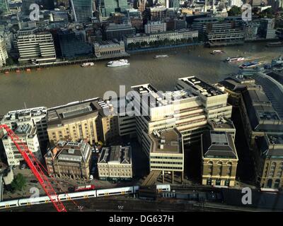 London, UK. 12. Oktober 2013. Die Scherbe mit Meerblick. Das höchste Gebäude in Europa ca. 306 Metern (1.004 ft) Höhe, bietet die Scherbe Ausblick auf London von seinen drei Restaurants zwischen 31-33. Böden und Aussichtsplattform auf der 72. Etage. Die Scherbe der Bau begann im März 2009 und das Gebäude eingeweiht am 5. Juli 2012, London, UK. © Veronika Lukasova/ZUMAPRESS.com/Alamy Live-Nachrichten Stockfoto