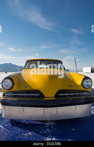 Salzsee von Bonneville, UTAH - 8. SEPTEMBER: Vorderseite ein American Hot Rod lackiert in gelb während der Welt Geschwindigkeit 2012. Stockfoto