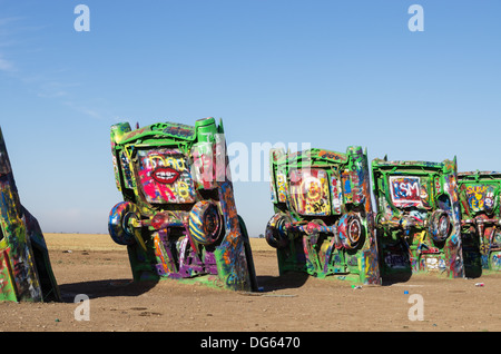 Cadillac Ranch in West-Texas mit Autos teilweise im Boden vergraben und mit Sprühfarbe Stockfoto