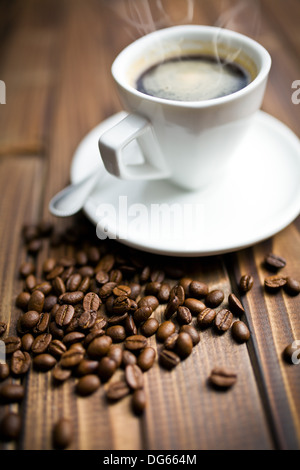 schwarzer Kaffee im weißen Tasse auf Holztisch Stockfoto