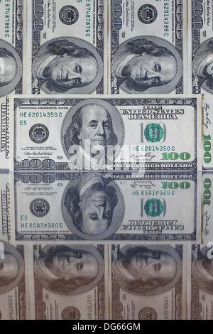 US-Dollar auf den Tisch mit Spiegel Stockfoto