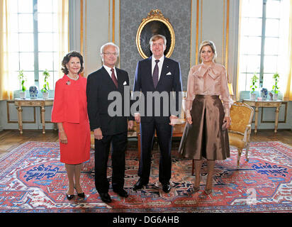 Stockholm, Schweden. 14. Oktober 2013. Königin Silvia (L-R) und König Carl Gustaf von Schweden und König Willem-Alexander und Maxima der Königin der Niederlande stellen im königlichen Palast in Stockholm, Schweden, 14. Oktober 2013. Das niederländische Königspaar ist auf einer Tour durch Europa, um sich als neuen König und die Königin vorstellen. Foto: Royal Court / POOL / Niederlande und Frankreich OUT/Dpa/Alamy Live News Stockfoto