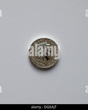VEREINIGTES KÖNIGREICH. 15. Oktober 2013, die Royal Mint-Releases Großbritannien das erste je £20 Münze für diejenigen, die es auf besondere Bestellung. Die Münze wird Kinostart am 31. Oktober 2013 gehen. Die George und der Drache 2013 £20 feine Silber Münze. Es ist in Feinsilber geprägt und trägt eines der bekanntesten Designs, feature auf britischen Münzen, das Design war berühmt geworden auf dem Gold Sovereign. Die Münze ist gesetzliches Zahlungsmittel. Stockfoto