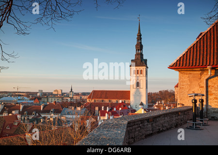 Frühen Frühlingsmorgen auf beliebter Aussichtspunkt in der Altstadt von Tallinn, Estland Stockfoto