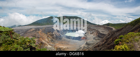 Panoramische Ansicht der Fumarole Rauch über den Poas Vulkan in Costa Rica im Jahr 2012. Detail des Kraters saures Wasser mit türkisfarbenen col Stockfoto