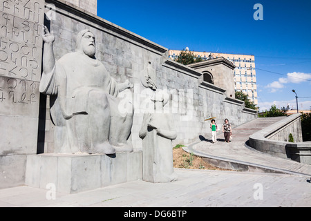 Riesige Statue von Mesrop Mashtots Matenadaran Manuskript Museum. Yerevan, Armenien Stockfoto