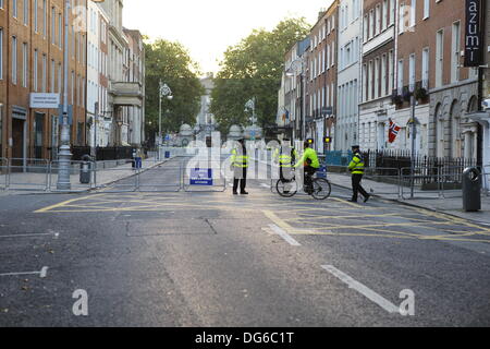 Dublin, Irland. 15. Oktober 2013 hat die Gardai (irische Polizei) aus Dail (Irisches Parlament) vor dem Budget Tag Proteste abgesperrt. Menschen haben vom frühen Morgen außerhalb der Dail (Irisches Parlament) auf der Tag-Finanzminister zusammengestellt, geht Michael Noonan, den Haushalt für das Jahr 2014 zu präsentieren. Sie protestieren gegen die Erhöhung der Steuern und die Kürzungen der Staatsausgaben. Bildnachweis: Michael Debets/Alamy Live-Nachrichten Stockfoto