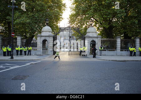 Dublin, Irland. 15. Oktober 2013 hat die Gardai (irische Polizei) aus Dail (Irisches Parlament) vor dem Budget Tag Proteste abgesperrt. Menschen haben vom frühen Morgen außerhalb der Dail (Irisches Parlament) auf der Tag-Finanzminister zusammengestellt, geht Michael Noonan, den Haushalt für das Jahr 2014 zu präsentieren. Sie protestieren gegen die Erhöhung der Steuern und die Kürzungen der Staatsausgaben. Bildnachweis: Michael Debets/Alamy Live-Nachrichten Stockfoto