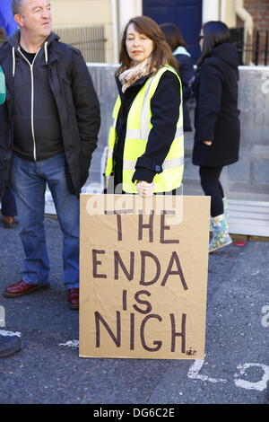 Dublin, Irland. 15. Oktober 2013 Demonstrant hält ein Schild, das liest "The Enda ist nah", Bezug zu den irischen Taoiseach (Premierminister Minsiter) Enda Kenny. Menschen haben vom frühen Morgen außerhalb der Dail (Irisches Parlament) auf der Tag-Finanzminister zusammengestellt, geht Michael Noonan, den Haushalt für das Jahr 2014 zu präsentieren. Sie protestieren gegen die Erhöhung der Steuern und die Kürzungen der Staatsausgaben. Bildnachweis: Michael Debets/Alamy Live-Nachrichten Stockfoto