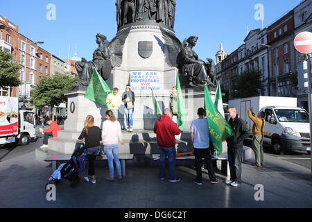 Dublin, Irland. 15. Oktober 2013 haben Aktivisten von der irischen republikanischen Stimme in O' Connell Street zusammengestellt. Menschen haben vom frühen Morgen außerhalb der Dail (Irisches Parlament) auf der Tag-Finanzminister zusammengestellt, geht Michael Noonan, den Haushalt für das Jahr 2014 zu präsentieren. Sie protestieren gegen die Erhöhung der Steuern und die Kürzungen der Staatsausgaben. Bildnachweis: Michael Debets/Alamy Live-Nachrichten Stockfoto