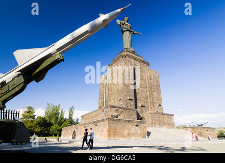 Rakete Rakete, Mutter Armenien Statue und Militärmuseum im Park des Sieges, Eriwan, Armenien Stockfoto