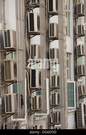 Gruppe von Klimaanlagen auf der Rückseite eines Wohnhauses in Shanghai Stockfoto