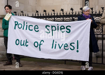 London, UK. 15. Oktober 2013. Anhänger der Frauen rechtliche Schritte über die Aktionen der Polizei Spione wie Mark Kennedy und Marco Jacobs, Streikposten außerhalb der Court of Appeal, Royal Courts of Justice in London. Die Frauen, die unwissentlich hatte Beziehungen mit verdeckte Ermittler infiltrieren politische Bewegungen während einem Zeitraum von 1987 bis 2011 suchen, eine Entscheidung zu stürzen die gerichtet, dass Menschenrechte Klagen über verdeckte Ermittler Beziehungen in einem geheimen Gericht gehört zu werden. Bildnachweis: Patricia Phillips/Alamy Live-Nachrichten Stockfoto