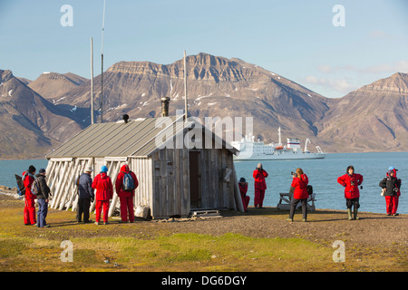 Touristen auf einer Expedition Kreuzfahrt in die hohe Arktis am Bourbonhamna 77° 33 ' n 15° 00' e Van Mijenfjorden Spitzbergen; Svalbard Stockfoto