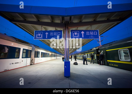 Bahnhof am frühen Abend an der Bahnlinie Shanghai-Lhasa in Tibet. Die Fahrt dauert 48 Stunden, 14. April 2013, China Stockfoto