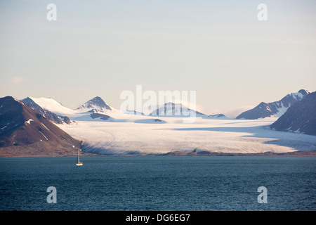 Ein Gletscher am Recherchefjorden auf westlichen Spitzbergen. Alle Svalbards Gletscher schwinden, sogar im Norden des Archiapelago obwohl Sie nur rund 600 Meilen vom Nordpol. Stockfoto