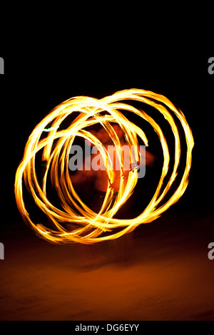 Feuer tanzen, männliche Leistung Feuer wirbelnden Tanz auf der Insel Stockfoto