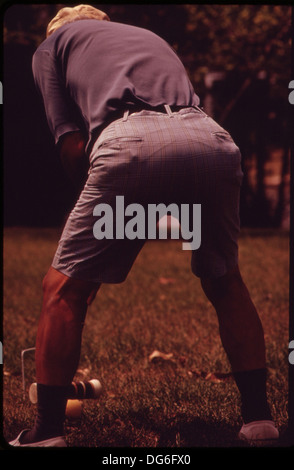 EIN STICKY WICKET AUF DEM CROQUET-PLATZ. RUHESTAND JAHRHUNDERT DORFGEMEINSCHAFT 548578 Stockfoto