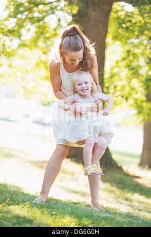 Glückliche Mutter und Baby Spaß im park Stockfoto