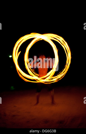 Feuer tanzen, männliche Leistung Feuer wirbelnden Tanz auf der Insel Stockfoto