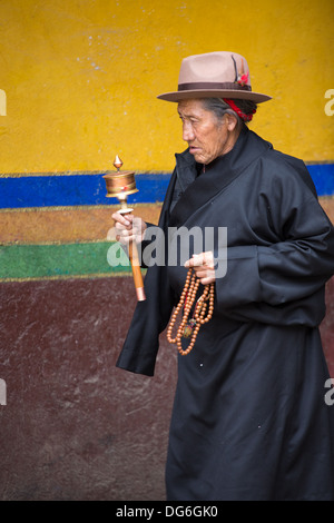 Unbekannte tibetische Frau beten um den Palkhor-Tempel in Gyangtse, im 15. Jahrhundert erbaut und befindet sich westlich von Gyan Stockfoto