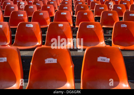 Es gibt viele orange Sitzplätze an einem Ort im Freien. Stockfoto