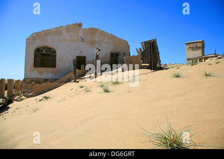 Altes Haus auf einem Hügel in Kolmanskop aufgegeben. Stockfoto