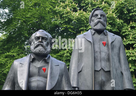 Berlin, Deutschland. 08. Mai 2013. Das Marx- und Engels-Denkmal in Berlin, 08. Mai 2013. Fotoarchiv für Zeitgeschichte / S. Steinach NO WIRE/dpa/Alamy Live News Stockfoto