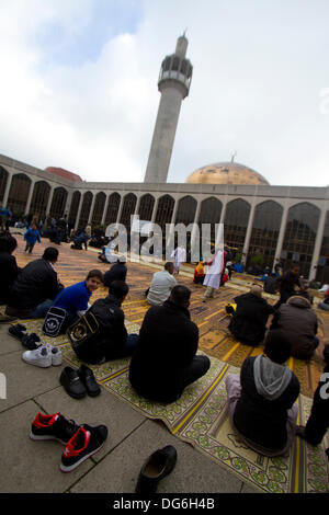 London UK. 15. Oktober 2013. Gläubige Muslime besuchen die Regent Park-Moschee in London für Gebete zu feiern Eid al Adha Opferfest die markiert das Ende der Pilgerfahrt Credit genannt: Amer Ghazzal/Alamy Live-Nachrichten Stockfoto