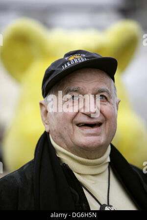 Datei - Datei Foto datiert 22. Oktober 2009 zeigt Haribo CEO Hans Riegel neben einem Haribo-Bären außerhalb der Haribo-Fabrik in Bonn, Deutschland. Foto: Rolf Vennenbernd Stockfoto