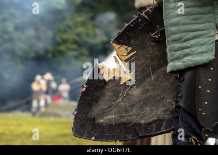 Beschädigte Schild des mittelalterlichen Ritters Stockfoto