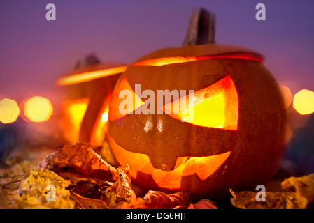 Halloween-Abend - Jack O Lanterns in der Abenddämmerung an Halloween. Stockfoto