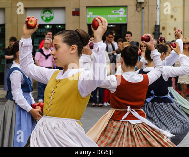 Mädchen tun baskische Apfelwein Apfel Ernte Volkstanz in San Sebastian/Donostia, Spanien. Stockfoto