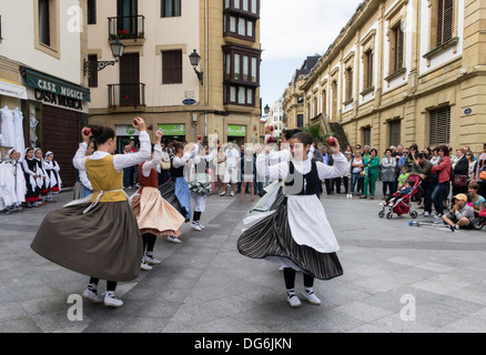 Mädchen tun baskische Apfelwein Apfel Ernte Volkstanz in San Sebastian/Donostia, Spanien. Stockfoto