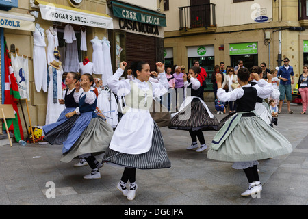 Mädchen tun baskische Apfelwein Apfel Ernte Volkstanz in San Sebastian/Donostia, Spanien. Stockfoto