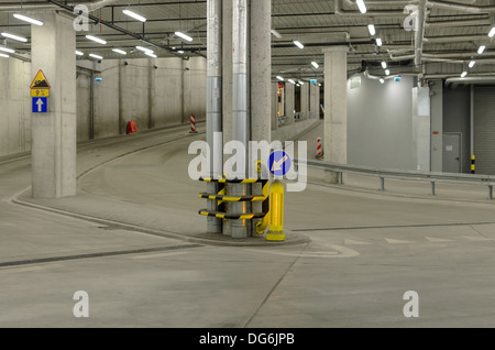 Innenraum eines städtischen Tunnels ohne Verkehr Stockfoto