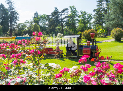 Frankreich, Midi-Pyrénées - Tarbes. Le Jardin Massey, öffentlichen Park. Kinder Miniatur Eisenbahn fahren. Stockfoto