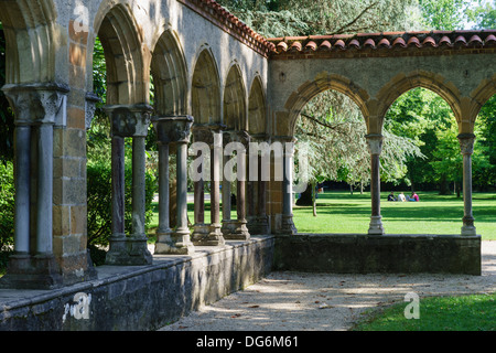 Frankreich, Midi-Pyrénées - Tarbes. Le Jardin Massey, öffentlichen Park. Kreuzgang. Stockfoto